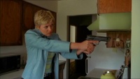 Samantha Carter beim Durchsuchen einer Wohnung